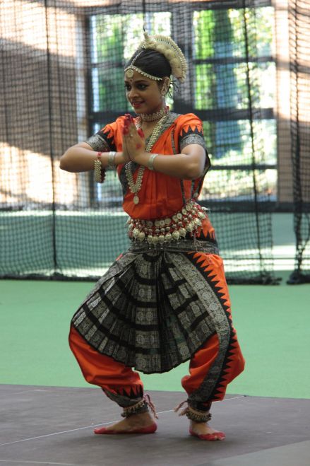 Aditi Priyadarshini Mohanty von der Tanzgruppe Bollywood Dance Club Paderborn (Foto: Bildungs- und Integrationszentrum, Kreis Paderborn, Johanna Leifeld)